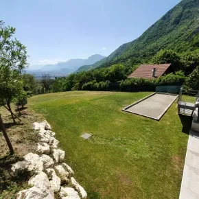 Chantier de tonte de pelouse à La Tronche (Isère)